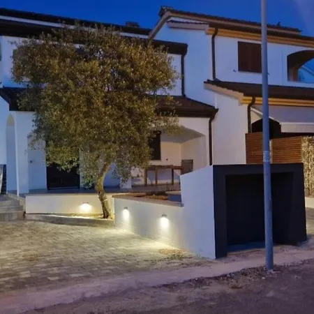 Castanea - Kuca Za Odmor S Bazenom