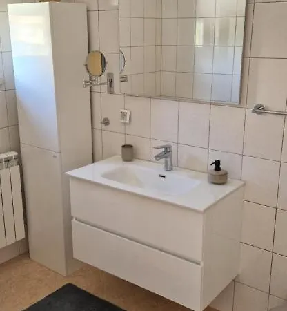 Castanea - Kuca Za Odmor S Bazenom Villa Kukci