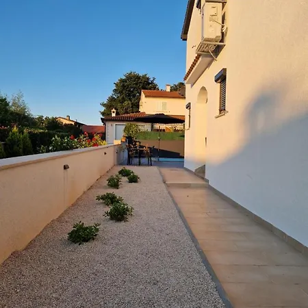 Villa Castanea - Kuca Za Odmor S Bazenom
